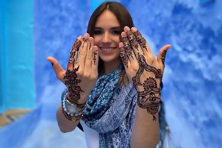 Photo session in the blue streets of Chefchaouen