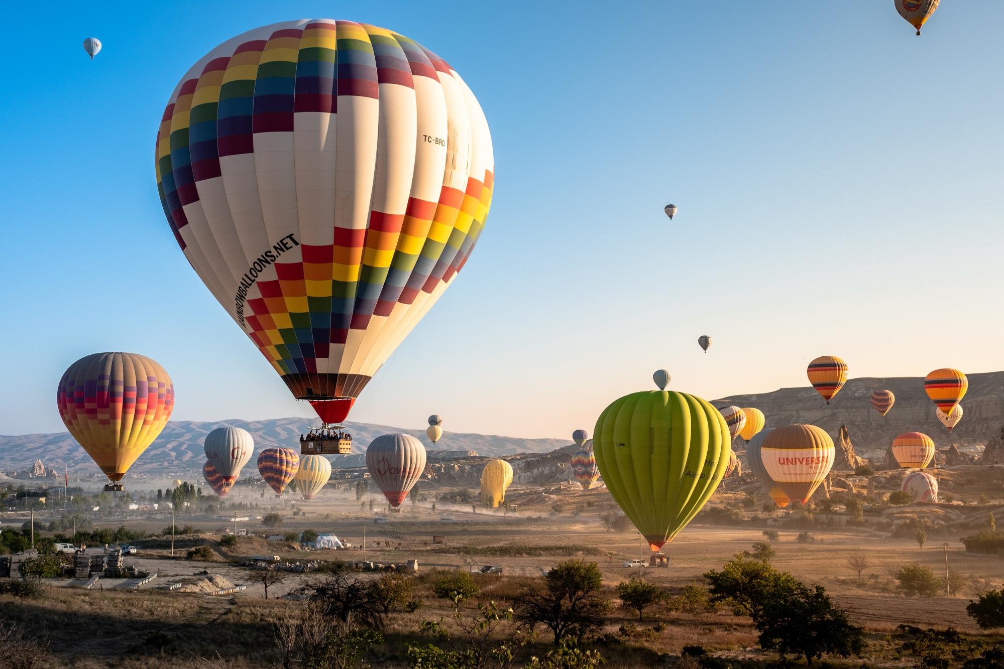 Hot air balloon experience over Teotihuacán, City of Gods, near Mexico City. Includes buffet, transportation. Witness sunrise over pyramids of Moon and Sun. 1-hour flight, brunch, and return to Mexico City. Departure from Ángel de la Independencia at 4:30 AM. Dress warmly.